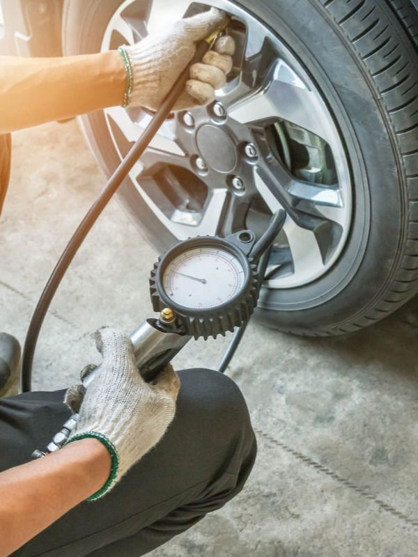 गाडीच्या टायरमध्ये हवेचं प्रेशर किती असावं? - Marathi News | गाडीच्या टायरमध्ये हवेचं प्रेशर किती असावं? | Latest Photos at Lokmat.com