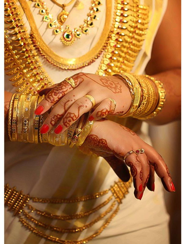 सोने खरेदी करताना काय काळजी घ्यावी? - Marathi News | सोने खरेदी करताना काय काळजी घ्यावी? | Latest Photos at Lokmat.com