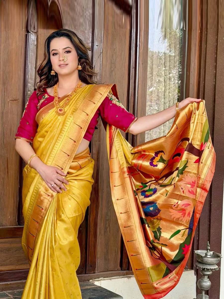 मुनिया पैठणीत खुलून दिसतेय प्राजक्ता मुनिया पैठणीत खुलून दिसतेय प्राजक्ता