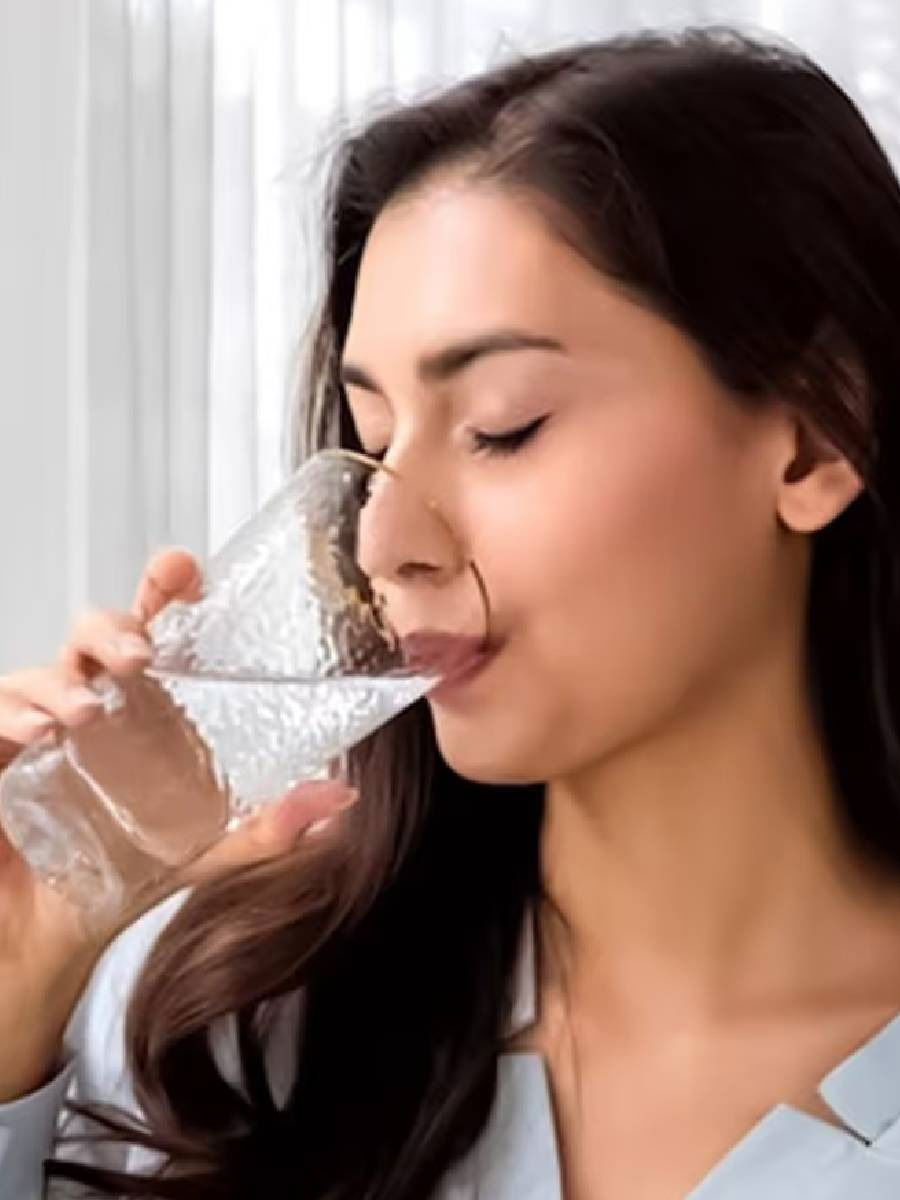 महिनाभर जास्त पाणी प्यायल्याने काय होते? - Marathi News | महिनाभर जास्त पाणी प्यायल्याने काय होते? | Latest Photos at Lokmat.com