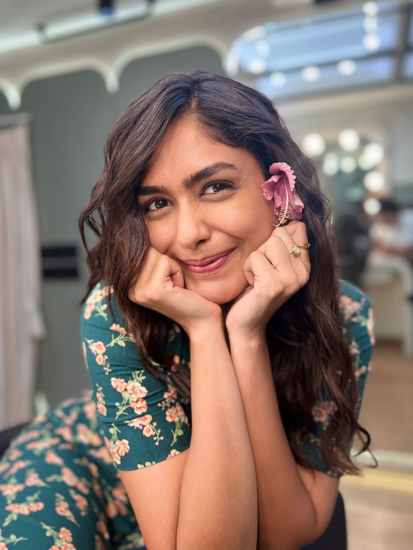 मृणाल ठाकूरला आवडतो 'हा' मराठी सिनेमा - Marathi News | मृणाल ठाकूरला आवडतो 'हा' मराठी सिनेमा | Latest Photos at Lokmat.com