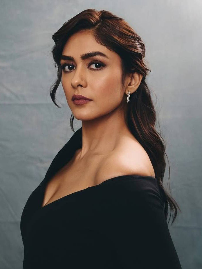 मृणाल ठाकूरने 'या'मराठी चित्रपटांमध्ये केलंय काम! - Marathi News | मृणाल ठाकूरने 'या'मराठी चित्रपटांमध्ये केलंय काम! | Latest Photos at Lokmat.com