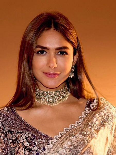 मनोरंजन विश्व गाजवणाऱ्या मृणाल ठाकूरचं वय काय? मनोरंजन विश्व गाजवणाऱ्या मृणाल ठाकूरचं वय काय?