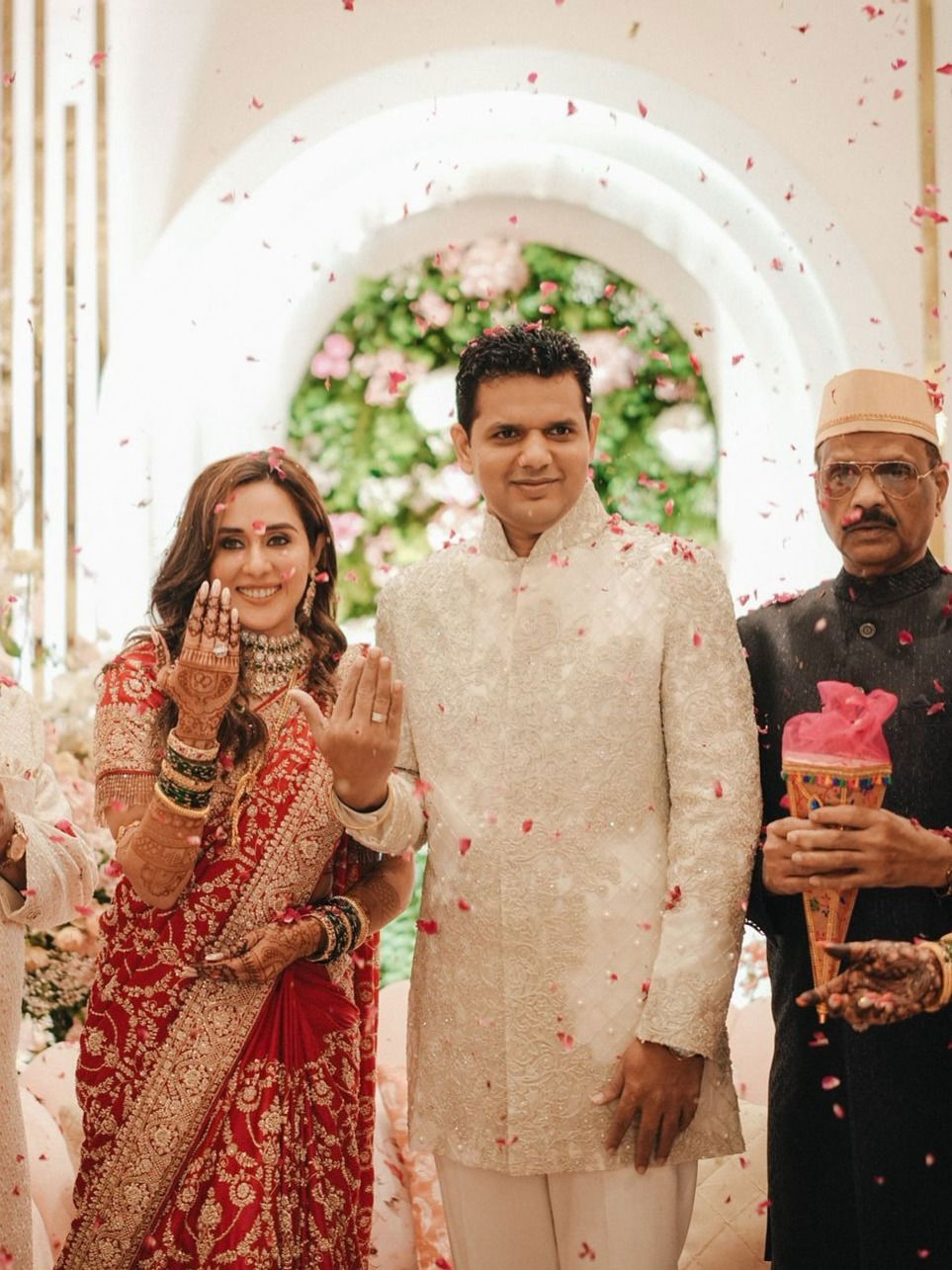 तेजस्विनी लोणारीच्या साखरपुड्याचा अल्बम बघाच - Marathi News | तेजस्विनी लोणारीच्या साखरपुड्याचा अल्बम बघाच | Latest Photos at Lokmat.com