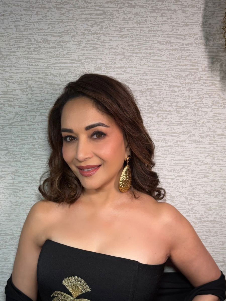 'धक धक गर्ल'च्या ग्लॅमरस अदा!