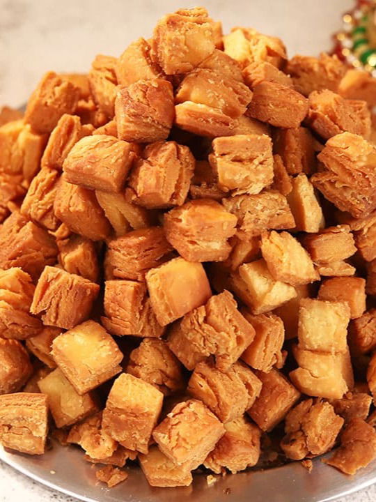 दिवाळीत या १० टिप्स वापरून बनवा खुसखुशीत शंकरपाळी - Marathi News | दिवाळीत या १० टिप्स वापरून बनवा खुसखुशीत शंकरपाळी | Latest Photos at Lokmat.com