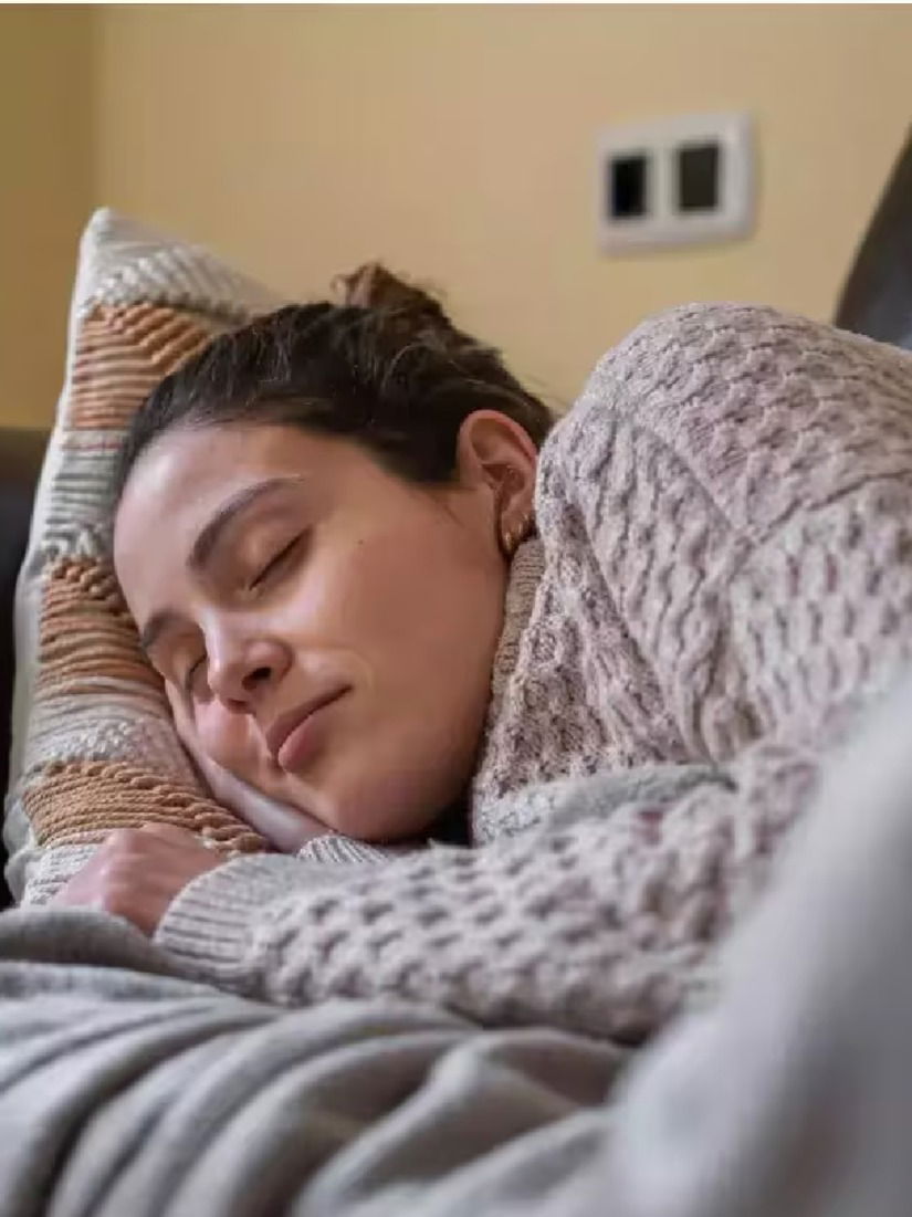 रात्री स्वेटर घालून झोपताय? - Marathi News | रात्री स्वेटर घालून झोपताय? | Latest Photos at Lokmat.com