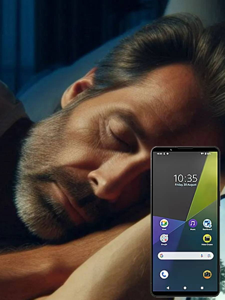 तुम्ही झोपलेले असताना तुमचा फोन जागा असणार? जाणून घ्या - Marathi News | तुम्ही झोपलेले असताना तुमचा फोन जागा असणार? जाणून घ्या | Latest Photos at Lokmat.com