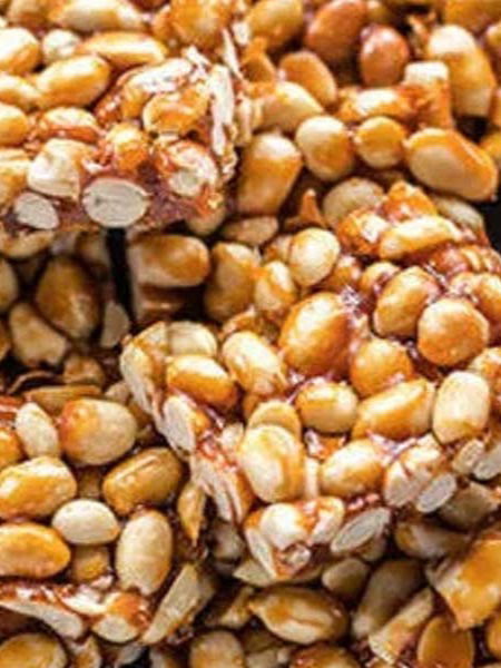 महागड्या ड्राय फ्रूट्सपेक्षा थंडीत शेंगदाणा चिक्की खाण्याचे ७ फायदे... - Marathi News | महागड्या ड्राय फ्रूट्सपेक्षा थंडीत शेंगदाणा चिक्की खाण्याचे ७ फायदे... | Latest Photos at Lokmat.com