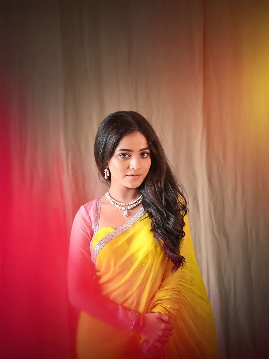 पिवळ्या साडीत खुललं 'पारू'चं सौंदर्य - Marathi News | पिवळ्या साडीत खुललं 'पारू'चं सौंदर्य | Latest Photos at Lokmat.com