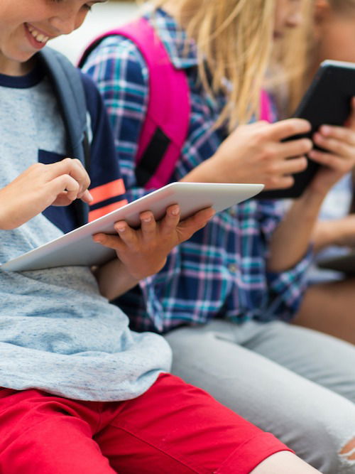 मुलांचा स्क्रीन टाईम वाढतोय, करा 'हे' भन्नाट उपाय - Marathi News | मुलांचा स्क्रीन टाईम वाढतोय, करा 'हे' भन्नाट उपाय | Latest Photos at Lokmat.com