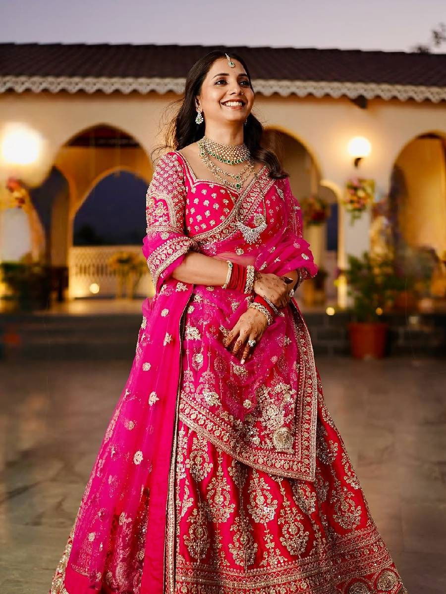 लेहेंगा अन् सायलीच्या गळ्यात मंगळसूत्र - Marathi News | लेहेंगा अन् सायलीच्या गळ्यात मंगळसूत्र | Latest Photos at Lokmat.com