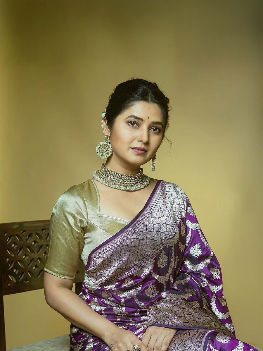 जांभळ्या साडीत प्राजक्ताच्या मनमोहक अदा! - Marathi News | जांभळ्या साडीत प्राजक्ताच्या मनमोहक अदा! | Latest Photos at Lokmat.com