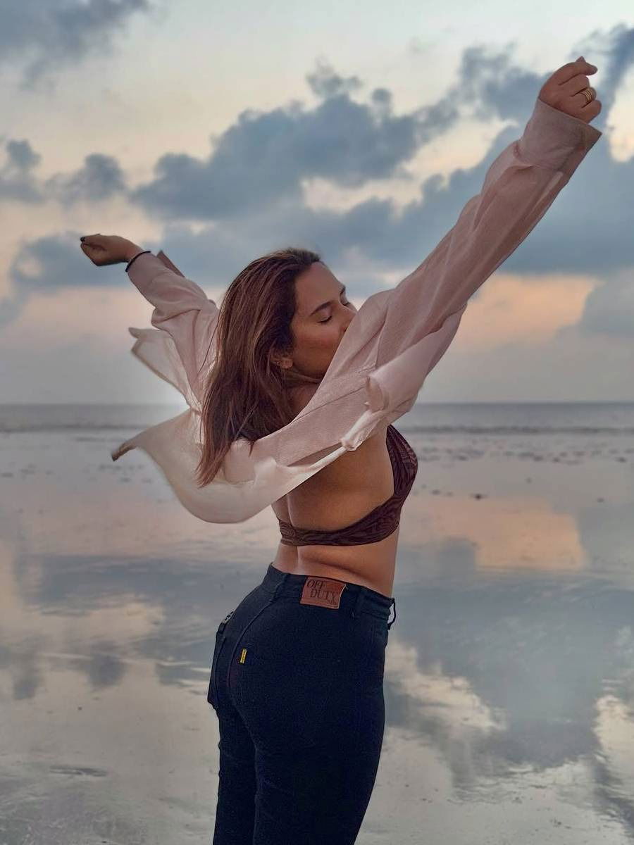 बीचवर मराठी अभिनेत्रीच्या बोल्ड अदा! बीचवर मराठी अभिनेत्रीच्या बोल्ड अदा!