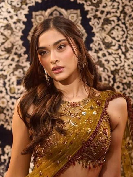 लाखात एक मांजरेकरांची लेक! - Marathi News | लाखात एक मांजरेकरांची लेक! | Latest Photos at Lokmat.com