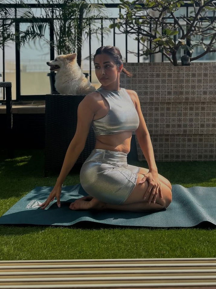 मलायका सारखं पन्नाशीतही यंग दिसाचंय.. या Exercises ना नाही पर्याय - Marathi News | मलायका सारखं पन्नाशीतही यंग दिसाचंय.. या Exercises ना नाही पर्याय | Latest Photos at Lokmat.com