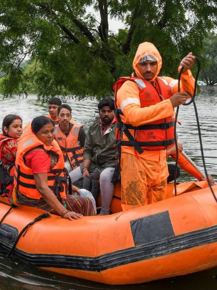 एनडीआरएफ जवान कसे बनायचे? पगार जाणून घ्या - Marathi News | एनडीआरएफ जवान कसे बनायचे? पगार जाणून घ्या | Latest Photos at Lokmat.com