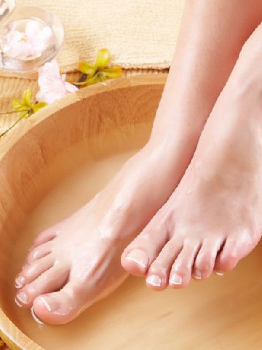 हिवाळ्यात गरम पाण्यात पाय बुडवून ठेवण्याचे फायदे - Marathi News | हिवाळ्यात गरम पाण्यात पाय बुडवून ठेवण्याचे फायदे | Latest Photos at Lokmat.com