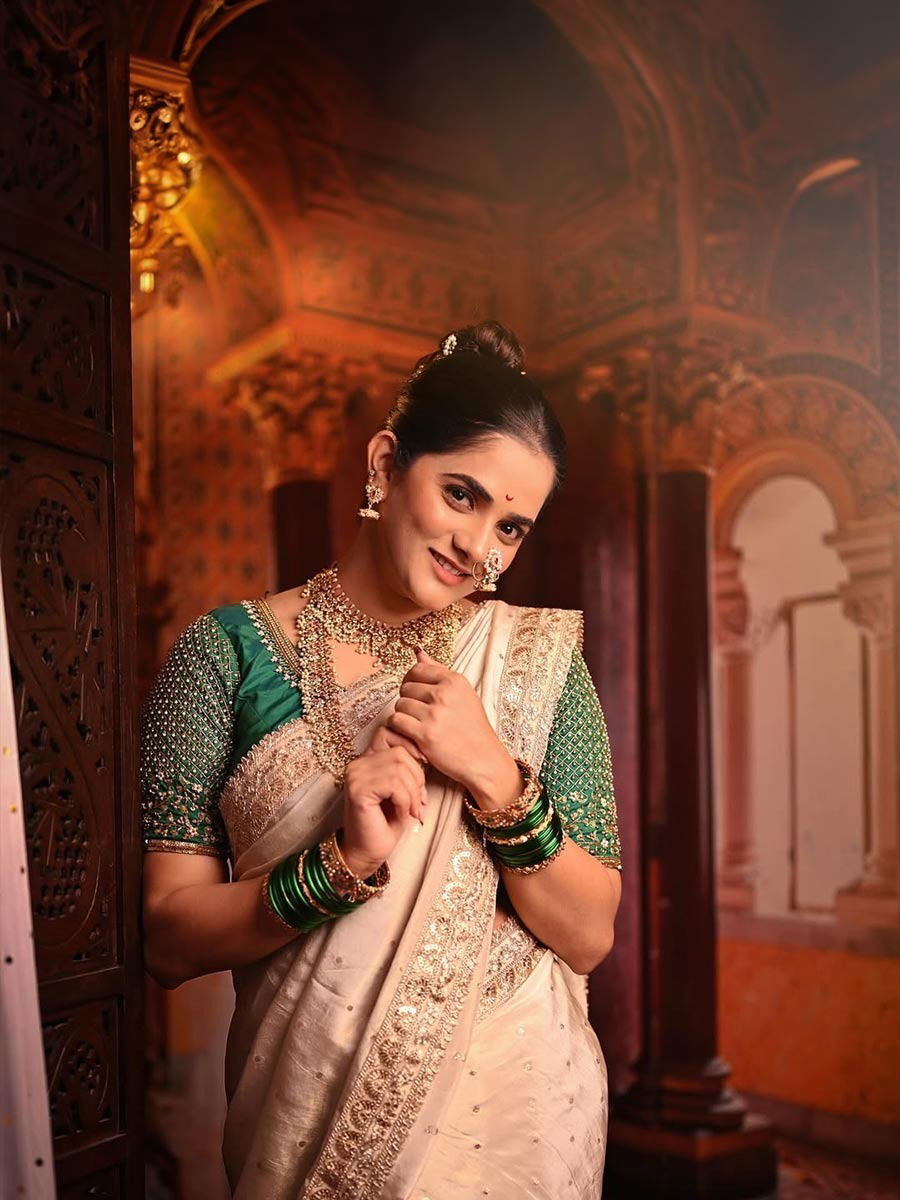 नऊवारी साडीत भाग्यश्रीचा राजेशाही थाट - Marathi News | नऊवारी साडीत भाग्यश्रीचा राजेशाही थाट | Latest Photos at Lokmat.com