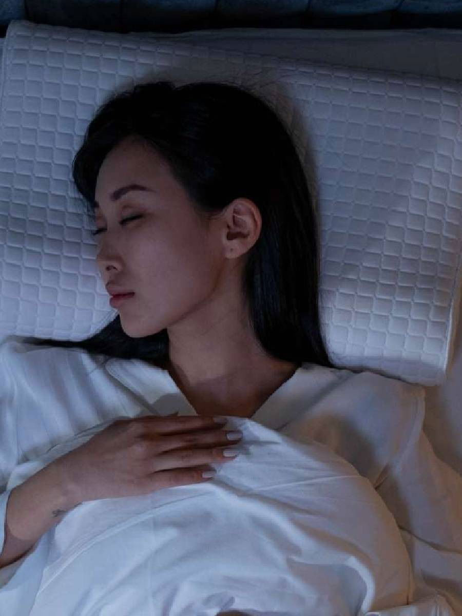 रात्री झोपताना उशीजवळ या गोष्टी ठेऊ नका; होईल तोटा - Marathi News | रात्री झोपताना उशीजवळ या गोष्टी ठेऊ नका; होईल तोटा | Latest Photos at Lokmat.com