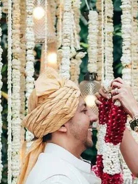 लग्नात वधू-वर एकमेकांच्या गळ्यात हार का घालतात? - Marathi News | लग्नात वधू-वर एकमेकांच्या गळ्यात हार का घालतात? | Latest Photos at Lokmat.com