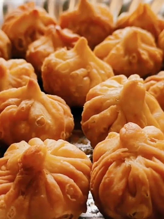 खुसखुशीत तळणीचे मोदक झटपट तयार, पहा सोपी पद्धत - Marathi News | खुसखुशीत तळणीचे मोदक झटपट तयार, पहा सोपी पद्धत | Latest Photos at Lokmat.com