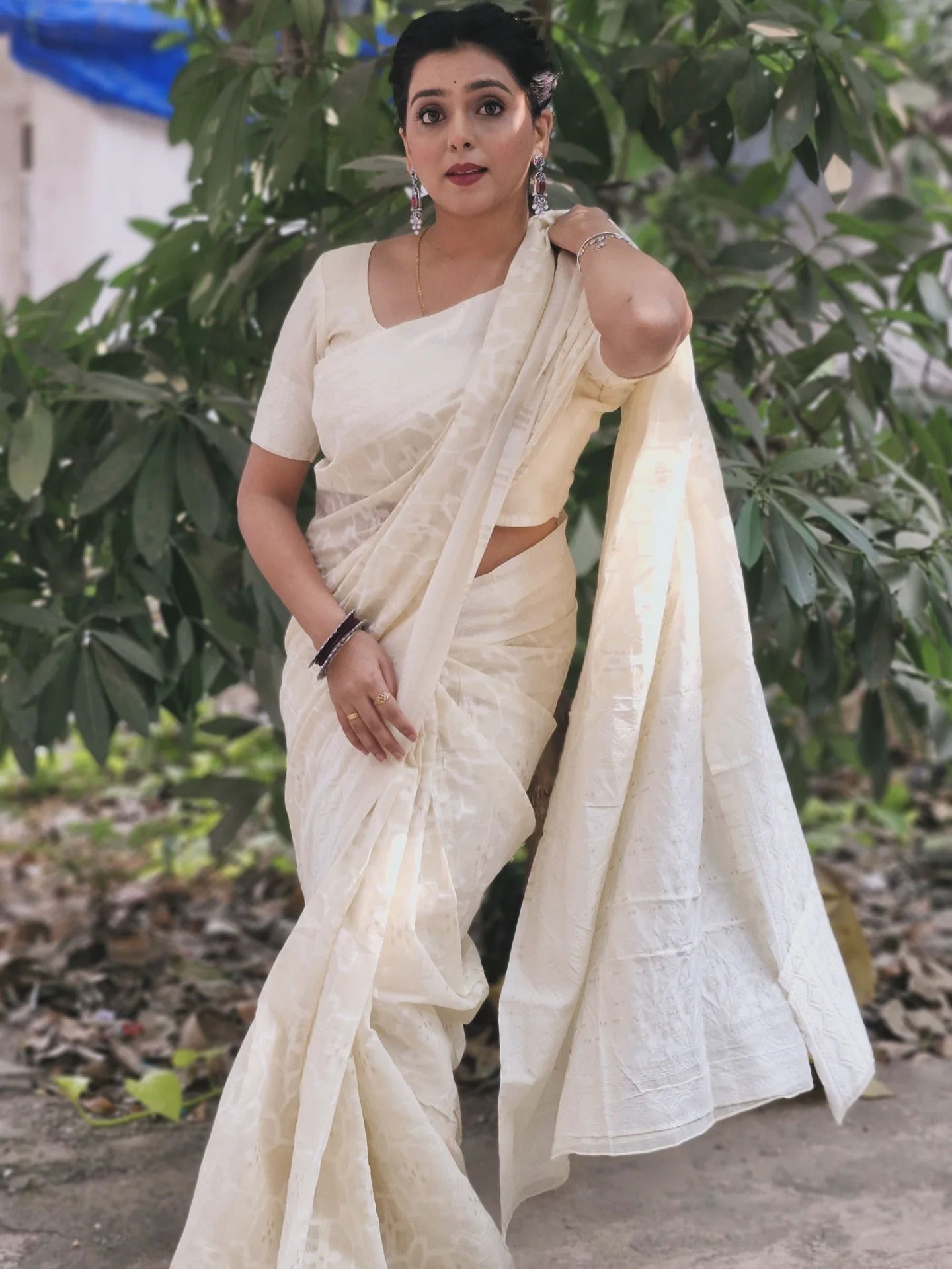 पांढऱ्या साडीत अप्पीच्या अदा - Marathi News | पांढऱ्या साडीत अप्पीच्या अदा | Latest Photos at Lokmat.com