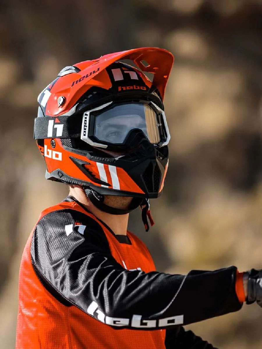 खराब झालेलं हेल्मेट अशा पद्धतीने करा स्वच्छ, वाटेल अगदी नव्यासारखं कोरं-करकरीत! - Marathi News | खराब झालेलं हेल्मेट अशा पद्धतीने करा स्वच्छ, वाटेल अगदी नव्यासारखं कोरं-करकरीत! | Latest Photos at Lokmat.com