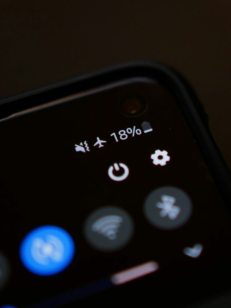 विमानात फोन 'फ्लाईट मोड'वर का ठेवतात? - Marathi News | विमानात फोन 'फ्लाईट मोड'वर का ठेवतात? | Latest Photos at Lokmat.com