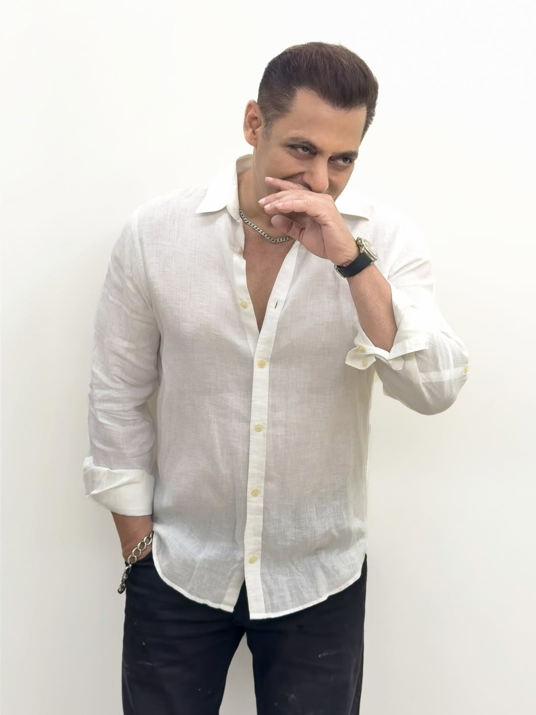 सलमान खानच्या आयुष्यातील 'सुख' नक्की कोण? - Marathi News | सलमान खानच्या आयुष्यातील 'सुख' नक्की कोण? | Latest Photos at Lokmat.com