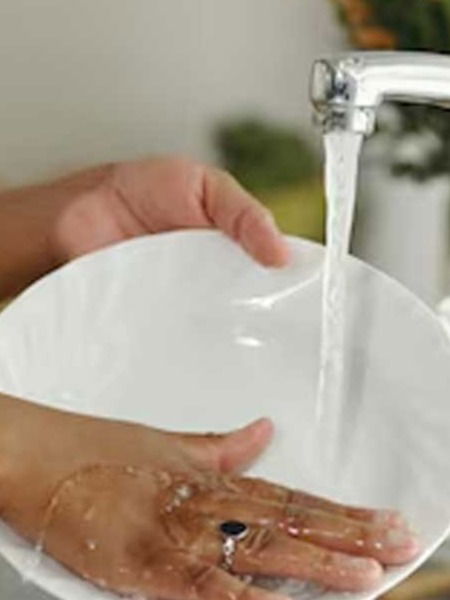 हिवाळ्यात भांडी धुताना हात गारठून जाऊ नयेत म्हणून... - Marathi News | हिवाळ्यात भांडी धुताना हात गारठून जाऊ नयेत म्हणून... | Latest Photos at Lokmat.com