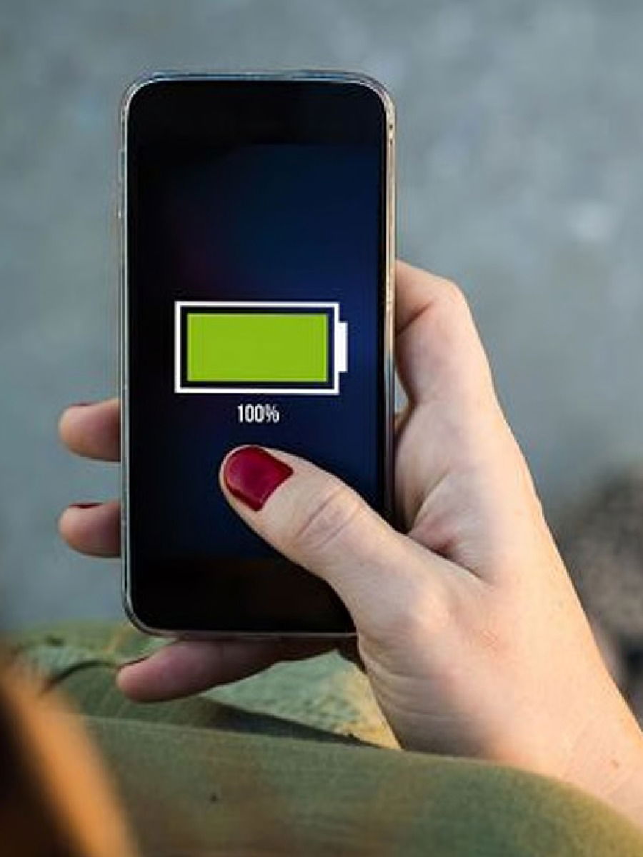 चुकूनही मोबाईल करु नका १०० टक्के चार्ज - Marathi News | चुकूनही मोबाईल करु नका १०० टक्के चार्ज | Latest Photos at Lokmat.com