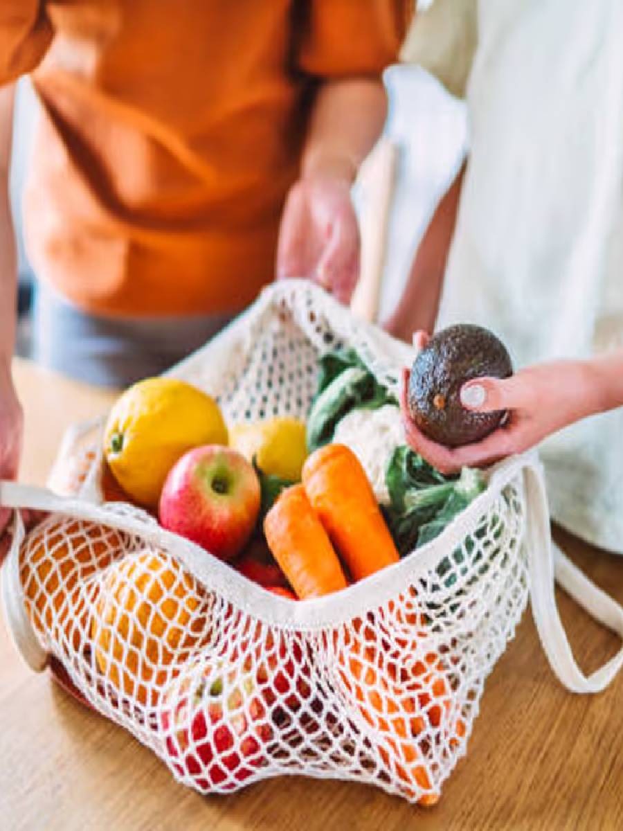 फळ खाणे चांगली की ज्यूस पिणे? - Marathi News | फळ खाणे चांगली की ज्यूस पिणे? | Latest Photos at Lokmat.com