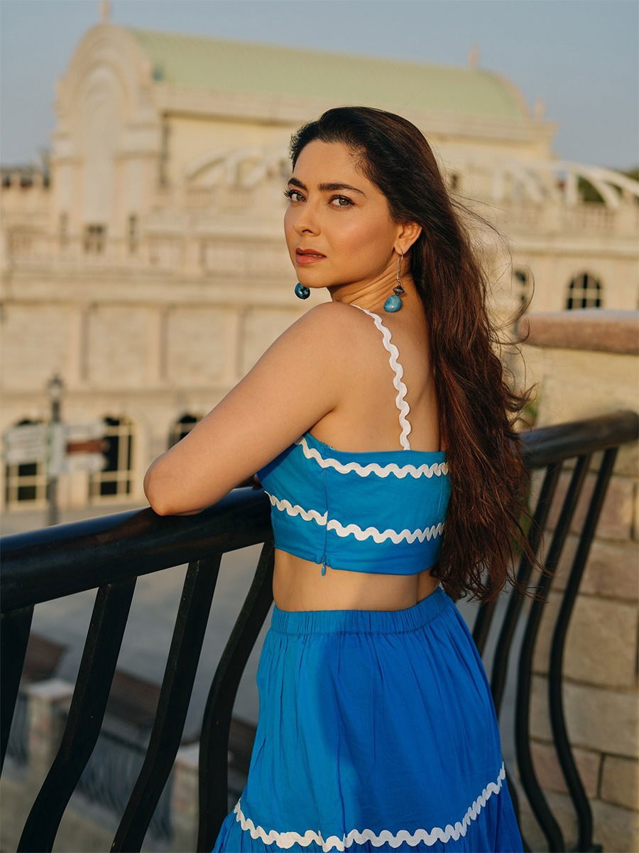 दुबईच्या रस्त्यावर सोनालीच्या ग्लॅमरस अदा - Marathi News | दुबईच्या रस्त्यावर सोनालीच्या ग्लॅमरस अदा | Latest Photos at Lokmat.com