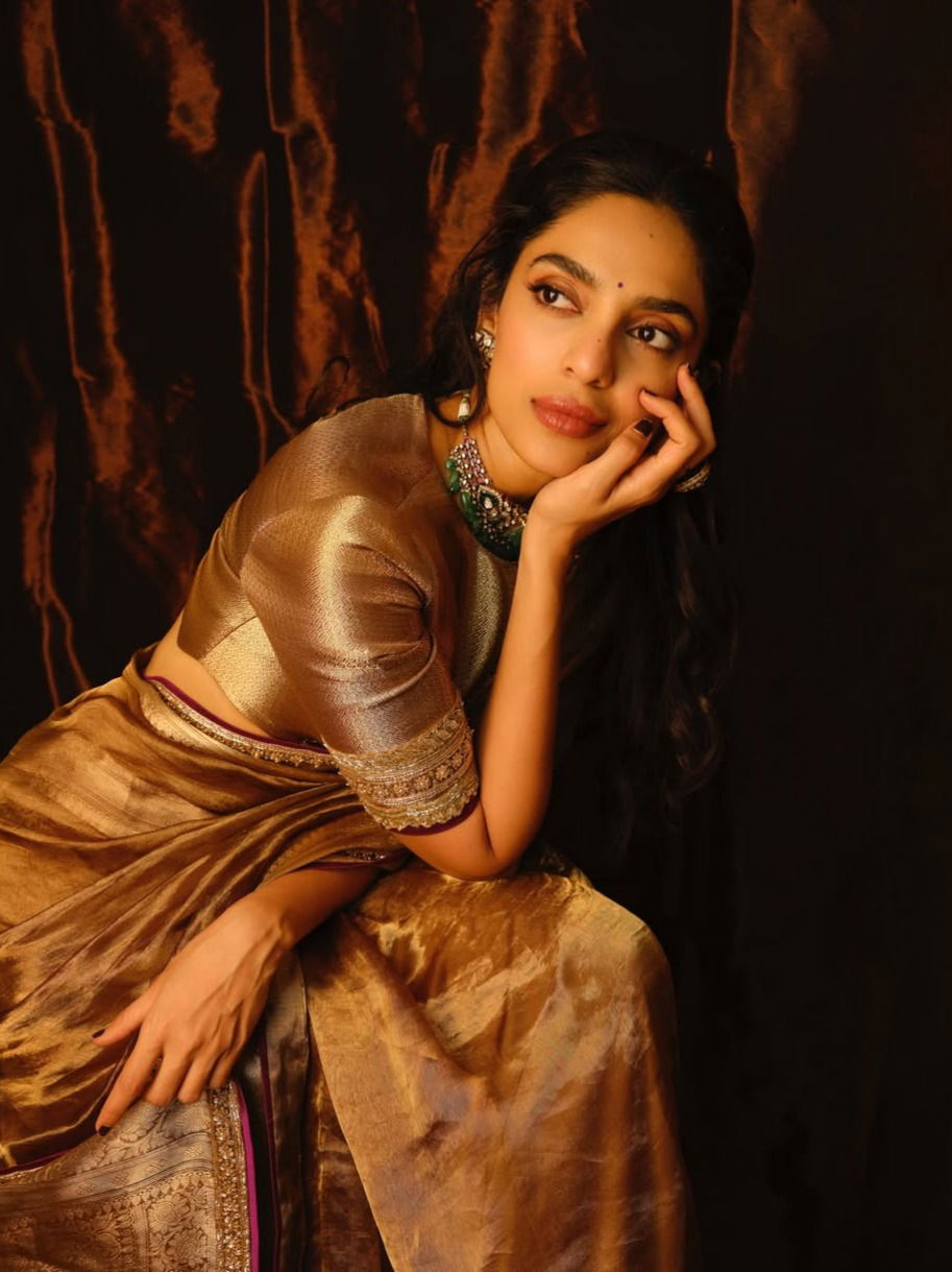 शोभिताची घायाळ नजर अन् कातील अदा शोभिताची घायाळ नजर अन् कातील अदा