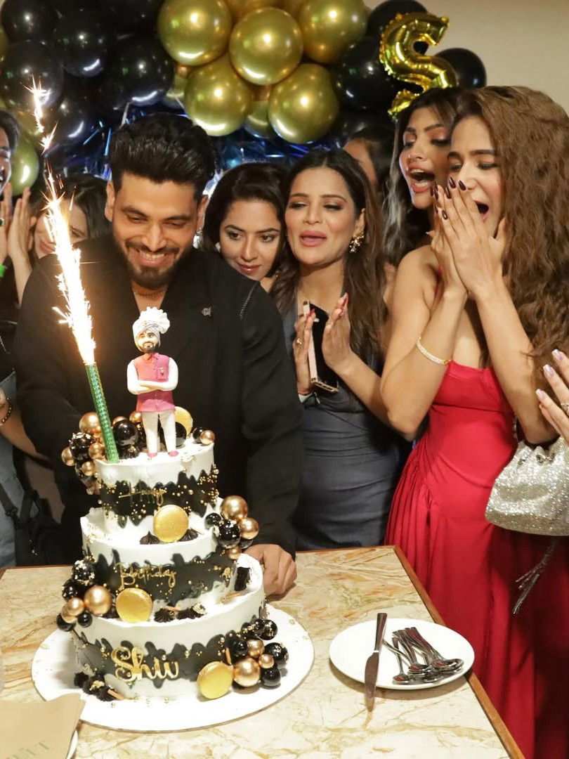 शिव ठाकरेने दणक्यात साजरा केला वाढदिवस - Marathi News | शिव ठाकरेने दणक्यात साजरा केला वाढदिवस | Latest Photos at Lokmat.com