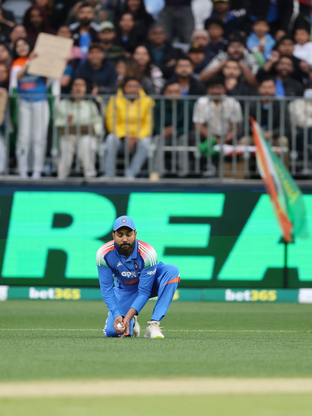 विराट ते रोहित! वनडेत सर्वाधिक झेल टिपणारे भारतीय - Marathi News | विराट ते रोहित! वनडेत सर्वाधिक झेल टिपणारे भारतीय | Latest Photos at Lokmat.com