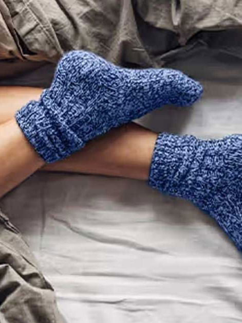 हिवाळ्यात रात्री मोजे घालून झोपावं का? - Marathi News | हिवाळ्यात रात्री मोजे घालून झोपावं का? | Latest Photos at Lokmat.com