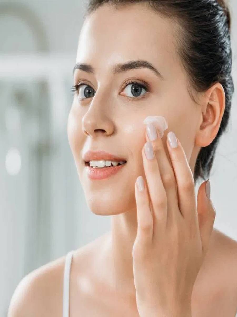 चेहऱ्यावर आधी मॉइश्चरायझर लावायचं की सनस्क्रीन? - Marathi News | चेहऱ्यावर आधी मॉइश्चरायझर लावायचं की सनस्क्रीन? | Latest Photos at Lokmat.com