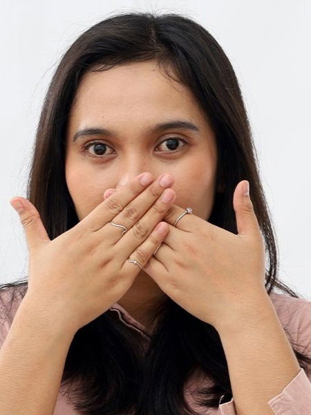 सर्वात जवळच्या व्यक्तीलाही 'या' ६ गोष्टी कधीच सांगू नका... - Marathi News | सर्वात जवळच्या व्यक्तीलाही 'या' ६ गोष्टी कधीच सांगू नका... | Latest Photos at Lokmat.com