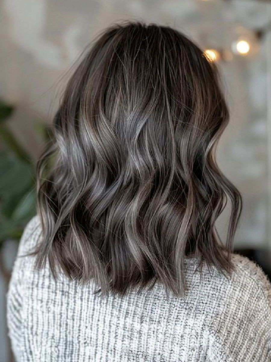 केसांचा रंग पांढरा का हाेताे? - Marathi News | केसांचा रंग पांढरा का हाेताे? | Latest Photos at Lokmat.com