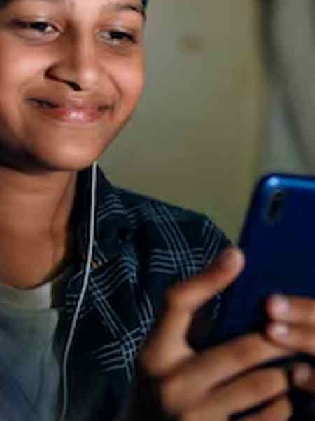 मुलांना त्यांचा स्वतंत्र मोबाईल फोन देण्याचं योग्य वय कोणतं ? - Marathi News | मुलांना त्यांचा स्वतंत्र मोबाईल फोन देण्याचं योग्य वय कोणतं ? | Latest Photos at Lokmat.com