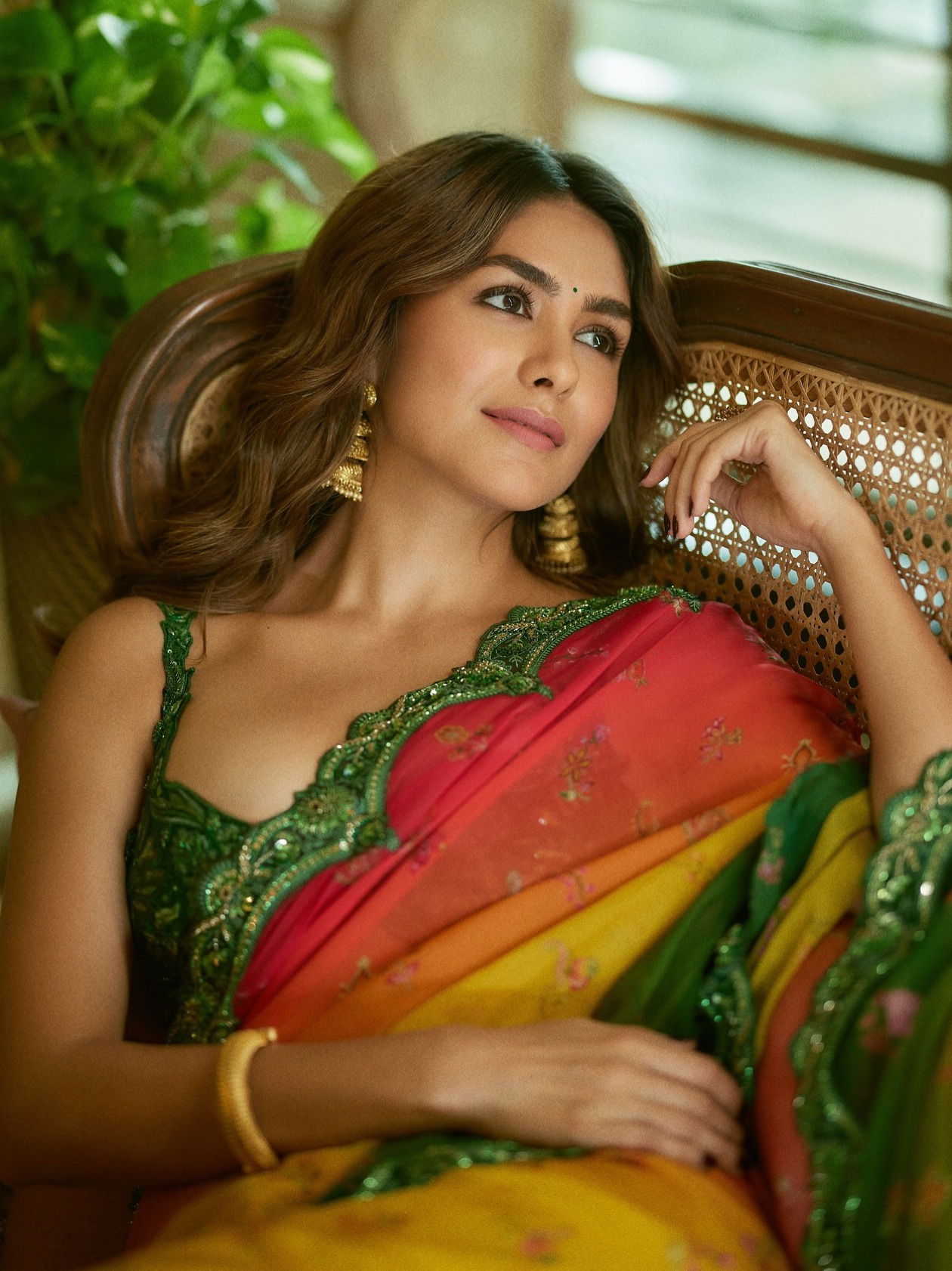 मृणाल ठाकूरच्या सुंदर साडीची चर्चा, कारण... - Marathi News | मृणाल ठाकूरच्या सुंदर साडीची चर्चा, कारण... | Latest Photos at Lokmat.com