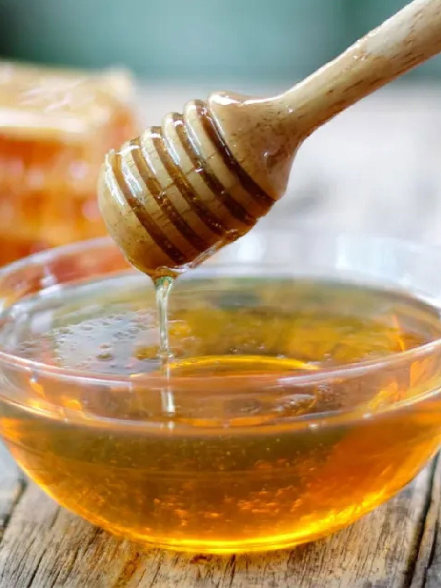 मध खाण्याचे अफलातून फायदे,शारीरिक तक्रारीही होतील दूर - Marathi News | मध खाण्याचे अफलातून फायदे,शारीरिक तक्रारीही होतील दूर | Latest Photos at Lokmat.com