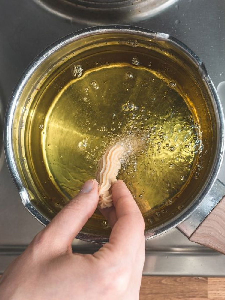 फराळासाठी एकच तेल वारंवार वापरताय? आरोग्यावर होईल गंभीर परिणाम - Marathi News | फराळासाठी एकच तेल वारंवार वापरताय? आरोग्यावर होईल गंभीर परिणाम | Latest Photos at Lokmat.com