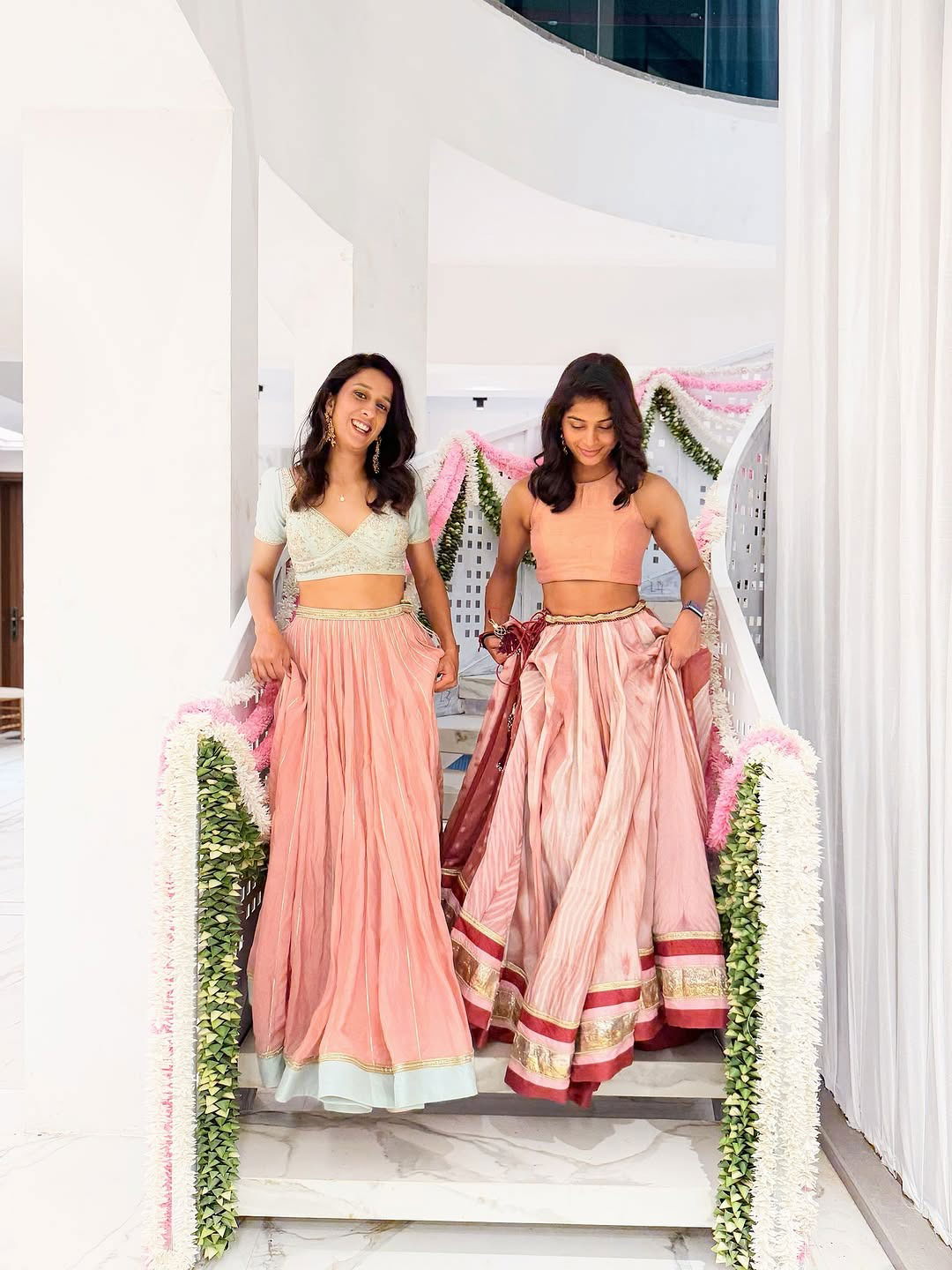 "लेहेंगा है महंगा मेरा..." स्मृतीच्या लग्नाच्या कार्यक्रमात जेमिमा-श्रेयंकाचा Look नं वेधलं लक्ष - Marathi News | "लेहेंगा है महंगा मेरा..." स्मृतीच्या लग्नाच्या कार्यक्रमात जेमिमा-श्रेयंकाचा Look नं वेधलं लक्ष | Latest Photos at Lokmat.com