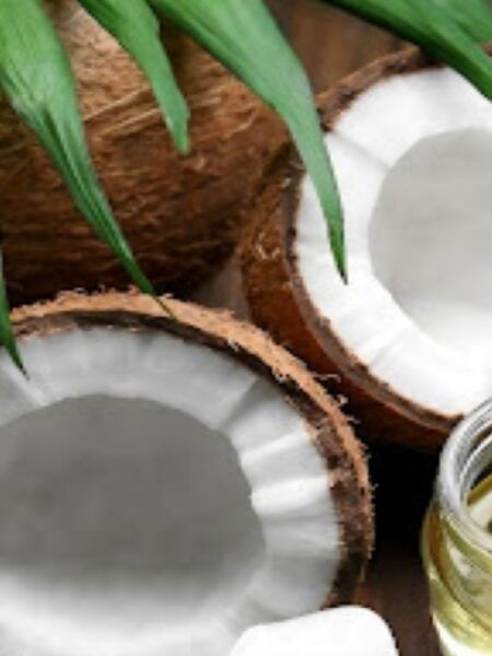 नाराळचं तेल त्वचेवसाठी ठरतं वरदान! - Marathi News | नाराळचं तेल त्वचेवसाठी ठरतं वरदान! | Latest Photos at Lokmat.com