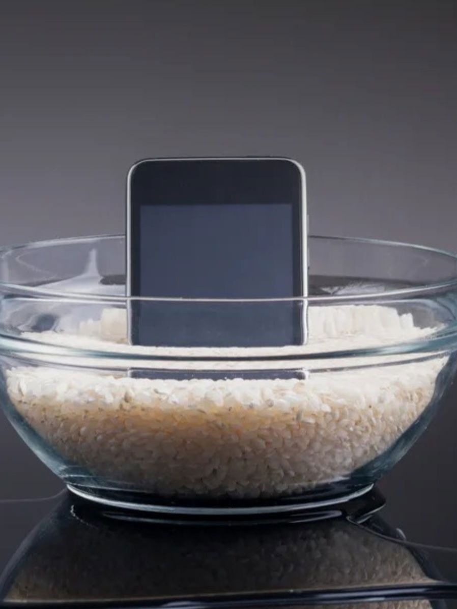 ओला फोन तांदळाच्या डब्यात ठेवायचा? - Marathi News | ओला फोन तांदळाच्या डब्यात ठेवायचा? | Latest Photos at Lokmat.com ओला फोन तांदळाच्या डब्यात ठेवायचा? - Marathi News | ओला फोन तांदळाच्या डब्यात ठेवायचा? | Latest Photos at Lokmat.com