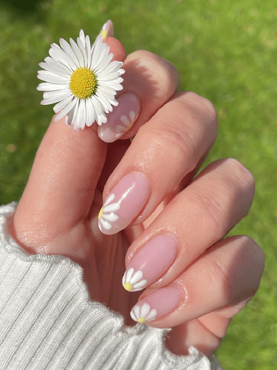 नेल आर्ट करताय? थांबा! UV लाइट्सचा नखांवर होणारा परिणाम जाणून घ्या - Marathi News | नेल आर्ट करताय? थांबा! UV लाइट्सचा नखांवर होणारा परिणाम जाणून घ्या | Latest Photos at Lokmat.com