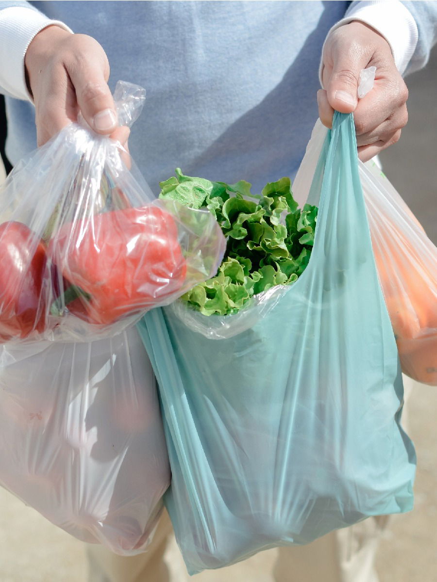 तुम्ही सुद्धा प्लॅस्टिकच्या पिशवीत ठेवताय भाज्या? होऊ शकतात हे गंभीर परिणाम - Marathi News | तुम्ही सुद्धा प्लॅस्टिकच्या पिशवीत ठेवताय भाज्या? होऊ शकतात हे गंभीर परिणाम | Latest Photos at Lokmat.com